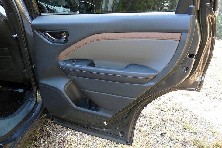 スバル・フォレスター スポーツEX(リアドアトリム)