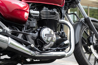 348ccの空冷単気筒エンジンは、ボア×ストローク=70×90.5mmのロングストローク型。普段使いでの扱いやすさや力強さを重視した設計となっている。