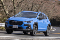 【スバル・クロストレック プレミアムS:HEV EXのスペック】
	ボディーサイズ:全長×全幅×全高=4480×1800×1580mm/ホイールベース:2670mm/車重:1660kg/駆動方式:4WD/エンジン:2.5リッター水平対向4 DOHC 16バルブ/モーター:交流同期電動機/トランスミッション:CVT/エンジン最高出力:160PS(118kW)/5600rpm/エンジン最大トルク:209N・m(21.3kgf・m)/4000-4400rpm/モーター最高出力:119.6PS(88kW)/モーター最大トルク:270N・m(27.5kgf・m)/タイヤ:(前)225/55R18 98V M+S/(後)225/55R18 98V M+S(ファルケン・ジークスZE001A A/S)/燃費:18.9km/リッター(WLTCモード)/価格:405万3500円
	
	【取材時の燃費データ】
	テスト距離:285.2km(市街地1:高速道路7:山岳路2)/使用燃料:21.3リッター(レギュラーガソリン)/参考燃費:13.4km/リッター(満タン法)/13.2km/リッター(車載燃費計計測値)