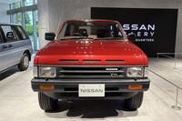 神奈川・横浜の日産グローバル本社ギャラリーに展示された初代「テラノ」。ボンネット先端の「3スロット」は、テラノのアイコンともいえるデザインモチーフであった。1986年の登場当初は、3ドアモデルのみの販売で、1989年に5ドアモデルが追加された。