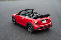 “ニューMINI”の誕生以来、3世代にわたり設定され続けている「MINIコンバーチブル」。ルーフは古式ゆかしきソフトトップで、じゃばら状に畳んでリアに背負う格納の様式もクラシックだ。