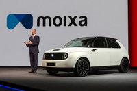 エネルギーマネジメントの分野での、各企業との提携について説明するトム・ガードナー上級副社長。