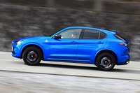 車両の骨格には、エンジン縦置きの「ジョルジオ」プラットフォームを採用。「マセラティ・グレカーレ」や「ジープ・グランドチェロキー」にも使われる、ステランティスの上級モデルではおなじみの骨格だ。