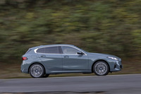 【BMW 120のスペック】
	ボディーサイズ:全長×全幅×全高=4370×1800×1465mm/ホイールベース:2670mm/車重:1460kg/駆動方式:FF/エンジン:1.5リッター直3 DOHC 12バルブ ターボ/モーター:交流同期電動機/トランスミッション:7段AT/エンジン最高出力:156PS(115kW)/5000rpm/エンジン最大トルク:240N・m(24.5kgf・m)/1500-4400rpm/モーター最高出力:20PS(15kW)/モーター最大トルク:55N・m(5.6kgf・m)/タイヤ:(前)225/45R18 95Y XL/(後)235/45R19 99V(グッドイヤー・イーグルF1アシメトリック6)/燃費:16.8km/リッター(WLTCモード)/価格:478万円
	
	【取材時の燃費データ】
	テスト距離:275.2km(市街地1:高速道路8:山岳路1)/使用燃料:18.1リッター(ハイオクガソリン)/参考燃費:15.2km/リッター(満タン法)/15.4km/リッター(車載燃費計計測値)