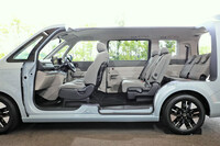 車内空間では、ダッシュボードと高さをそろえた水平なベルトライン(ガラスエリア下端のライン)が特徴。シートの設計を刷新するなど、随所で快適性の向上が図られている。(写真:荒川正幸)