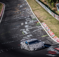 ノルドシュライフェを走る、「ウラカン ペルフォルマンテ」。2015年に「アヴェンタドールSV」でタイムアタックした、ランボルギーニのテストドライバーであるマルコ・マペリがステアリングを握った。