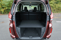 ラゲッジルームには耐荷重200kgのラゲッジボードを装備。また、両サイドには片側10個のユーティリティーナットが備わる。(写真をクリックすると、シートアレンジが見られます)