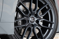 ブレーキについては、前にはφ356mmのスパイラルフィン式ベンチレーテッドディスク(2ピース)を、後ろにはφ323mmのベンチレーテッドディスクを採用。黒いブレーキキャリパーが「IS500」の目印だ。