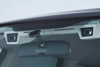 初期の「アイサイト」に採用されたCCDステレオカメラ。アイサイトは既存の「ADA(アクティブ・ドライブ・アシスト)」を進化・発展させた予防安全・運転支援システムである。スバルは1998年から、こうしたシステムの開発を続けていた。