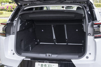 荷室容量は565リッター。荷室床面は2段階の調整式で、リアシートの背もたれを前方に倒した場合は上段に設置することでほぼフラットな荷室床面が出現する。