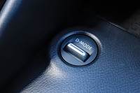 AT仕様の場合、「スポーツ」と「スタンダード」の2つの走行モードのうち、スポーツモードの制御がNISMO独自のものに書き換えられる。