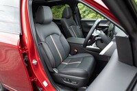 シート表皮はナッパレザー。「XDハイブリッド」では前席のヒーターとベンチレーション機能、電動調整機構が全車に標準装備。