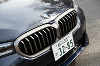 2020年秋のマイナーチェンジではグリルの意匠も変更。よりワイドな形状となったが、「7シリーズ」や「4シリーズ」のように“巨大化”することはなかった。