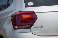 ボディーパネルとコンビランプを横断するプレスラインの、ズレのなさに驚く。