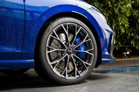 タイヤサイズは「ゴルフR」が225/40R18、「ゴルフRアドバンス」が235/35R19。後者には一本あたり約8kgという軽量ホイールが装備される。ブレーキの仕様は両者共通で、フロントには高い制動力を発揮する18インチのブレーキシステムを採用。前後ともにキャリパーは青で塗装される。
