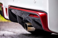 エンジンは発電用だが、スポーティーなリアビューを印象付けるφ85のエキゾーストテールエンドを装備している。