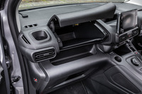 助手席側のダッシュボード上部に車検証ケースが入るグローブボックスが備わるほか、同中央部と下部にオープンタイプの収納スペースが設けられている。