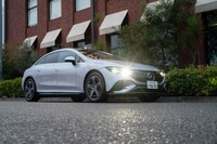 ボディーサイズは全長×全幅×全高=4970×1905×1495mm。まさに「Eクラス」相当のディメンションだが、ホイールベースは「EQE」のほうが180mmほど長い。