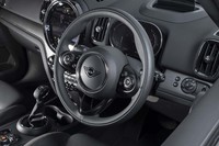 フェイスリフトを機にスポーツレザーステアリングホイールが全車標準装備に。「MINI」らしいずっしりとした操舵感がある。