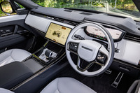 スイッチ類を削減し、より洗練されたデザインを追求したという「レンジローバー・スポーツ」のコックピット。インテリアカラーには「ライトクラウド/エボニー」と呼ばれるホワイトとブラックのコンビカラーが選択されていた。