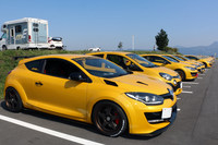 ルノーののぼり旗と同じ、イエローのボディーカラーをまとった車両の一団。参加車両は、やはり「メガーヌ」や「ルーテシア」などの高年式車が多くを占めていた。