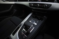 センターコンソールにはシフトセレクターのほか、インフォテインメントシステムの操作スイッチなどが備わる。