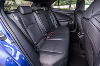 大人2人であれば十分といえるリアの居住空間。60:40の分割可倒機構が備わる背もたれを前方に倒した場合は、荷室床面と背もたれに段差は生じるが、広々とした荷室空間が出現する。