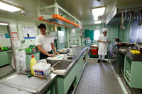 これほど大きな船だというのに、乗組員はわずかに22人。人が少ないためか、“12階建て”でありながらエレベーターも3人乗りの小さなものがひとつしかないのだとか。