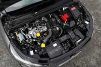 パワーユニットには新たにマイルドハイブリッド機構付きの1.3リッターガソリンエンジンを設定。カタログ燃費はWLTCモードで17.4km/リッターと、既存の純エンジン車(17.0km/リッター)より若干の改善をみている。