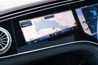 助手席用ディスプレイはBluetoothイヤホンが接続可能で、走行中でも動画コンテンツを楽しめる。ドライバーが助手席ディスプレイを見ていると車両が判断(カメラで監視している)すると再生がストップする。ドライバーが左のドアミラーを確認するときにも時々止まってしまう。