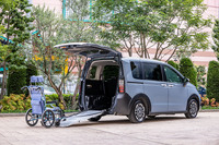 新型「フリード」では、車いすの積載に対応する「スロープ」(写真)と助手席シートが回転する「リフトアップシート」のいわゆる福祉車両が「クロスター」ベースとなる。クロスター スロープには速度調整と進路補正機能がつく電動ウインチとスライド式の「スーパーフレックススロープ」が標準で装備される。