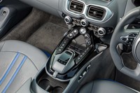 センターコンソールにはおびただしい数のボタン・スイッチ類が並ぶ。その中心にエンジンのスターターがレイアウトされている。