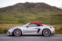 ソフトトップを備える「718スパイダー」(写真)の全高は、クローズドボディーの「718ケイマンGT4」に比べ11mm低くなる。
