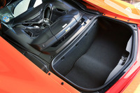 キャビン後方は、パワーユニットの積載スペース(写真左上)と荷室(同右下)にあてられる。荷室のフロアは、トランスミッションのアクチュエーターが干渉するためフラットにはなっていない。