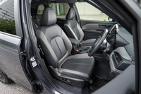 アメリカを中心に売るだけあってシートのサイズはゆったりとしている。「X-BREAK」の表皮ははっ水性ポリウレタンと合皮の組み合わせ。