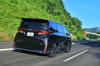 フロントにパフォーマンスブレースが追加され、よりしっかり感のある走りを実現していた「ヴェルファイア」。高速での長距離移動が多い人なら、ショーファーカーとしても「アルファード」よりヴェルファイアのほうがオススメかもしれない。