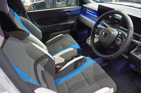 「ジャパンモビリティショー2025」のホンダブースに展示された「スーパーONE プロトタイプ」のコックピット。市販車両には専用の7インチTFT液晶メーターや8スピーカーのBOSEプレミアムサウンドシステムなどが採用される見込み。