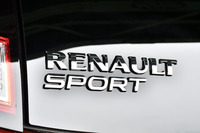 ハッチゲートの左下に貼られたルノースポールのバッジ。“ホットハッチ化”は同社が担当した。