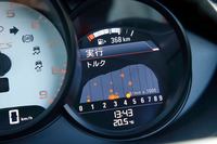 3連メーターの右端は、液晶のインフォメーションディスプレイ。燃費や水温のほか、エンジンのトルク発生状況などが確認できる。