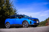 2021年8月2日に発売されたグッドイヤーの最新スタッドレスタイヤ「アイスナビ8」を、「プジョー3008 GTハイブリッド4」に装着。今回は乾燥した舗装路面を中心に、その走りを確かめた。