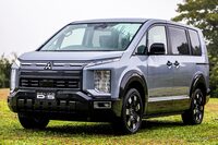 デビューは2007年と、間もなくモデルライフが20年(!)に達しようとしている「三菱デリカD:5」。メッキ装飾ではないが、フロントグリルを“く”の字型モチーフで左右から挟み込んでいる。(写真:花村英典)