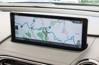 “走り”以外の改良点としては、センターディスプレイにApple CarPlayおよびAndroid Autoのタッチ操作機能が追加された。