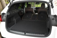 荷室の最大容量は「xDrive20d」よりも50リッター少ない1495リッター。BEVではないモデルでは後席背もたれの背面がもっとフラットになる。