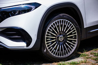 今回試乗した「EQB350 4MATIC」では、標準装備の20インチホイールに235/45R20サイズの「ピレリPゼロELECT」タイヤが組み合わされていた。