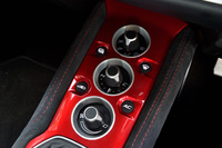 センターコンソールに設けられたエアコンの操作スイッチ。