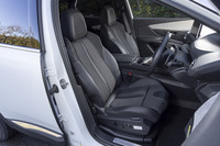 シートはテップレザーとザラリとした風合いのファブリックの組み合わせ。スポーティーなポジションの「308」か、よりゆったり座れる「3008」か、悩むところだ。