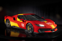 2025年のルマン24時間レースに合わせて発表された、「ピロティフェラーリ」仕様の「296スペチアーレ」。フェラーリのモータースポーツ活動に参加するドライバーのみに販売される特別なモデルで、フェラーリ・テーラーメイドの手になる、ルマンカー「499P」をモチーフにしたという意匠を特徴としている。