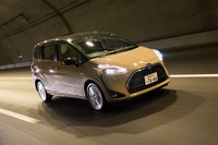 今回は「トヨタ・シエンタ」に追加された、2列シート5人乗り仕様の「ファンベース」に試乗。ガソリン、ハイブリッドとも設定があるが、テスト車は後者だった。