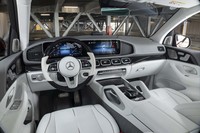 内装は5種類のウッドトリムと3種類のナッパレザーから組み合わせを選べる。試乗車の「クリスタルホワイト×シルバーグレー」のナッパレザーは高級ヨットの艇内をモチーフにしたというカラーリング。