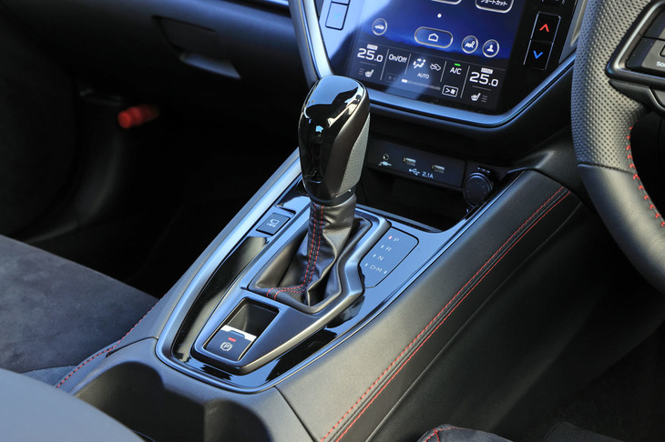 変速機には「スバルパフォーマンストランスミッション」と呼ばれる最新のCVTを採用。8段ステップ変速機能付きで、歯切れのよい変速によりスポーティーな走りを楽しめる。